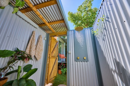 舒适双人房, 1 张大床 | 浴室 | 淋浴设施、毛巾