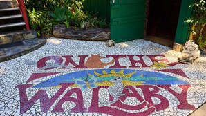 Ein Mosaik mit dem Text "ON THE WALBY" und einem stilisierten Sonnendesign.