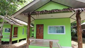 A green building with a thatched roof, a wooden door, and a window. - Koh Phayam Greentawan Resort (Ranong)