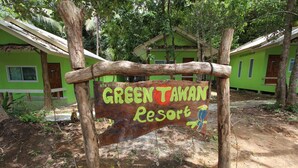 A sign for Green Tawan Resort with a rustic wooden frame and a colorful design. - Koh Phayam Greentawan Resort (Ranong)