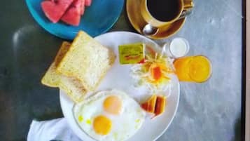 Un plato de desayuno con tostadas, huevos y una taza de café.