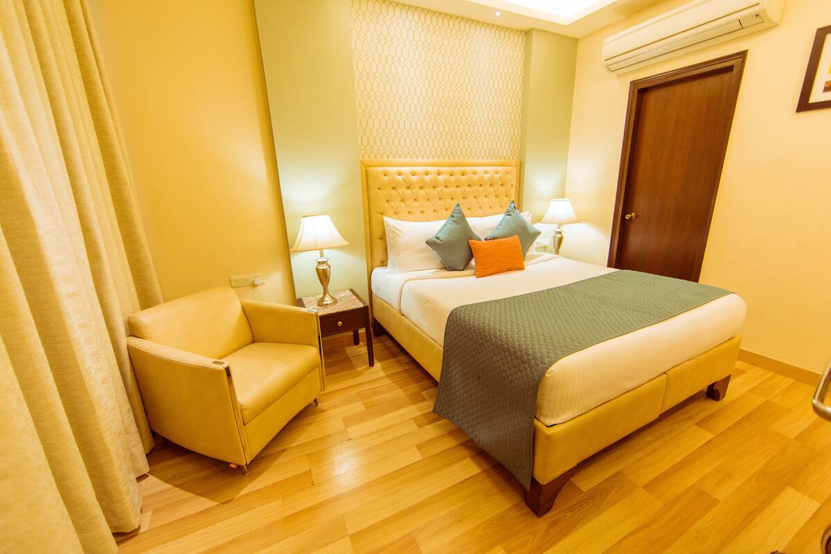 Minibar, in-room safe, iron/ironing board, free WiFi