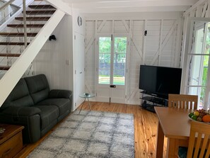 Honeymoon Cottage, 1 Bedroom, Mountain View | Living area