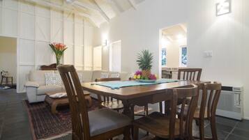 Cottage, 2 chambres | Restauration dans la chambre