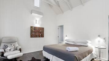 Port Douglas Lodge | Premium bedding, desk, iron/ironing board, free cribs/infant beds