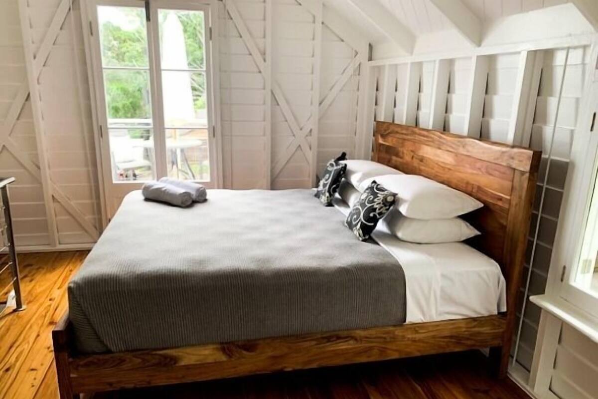 Honeymoon Cottage, 1 Bedroom, Mountain View | Peralatan tempat tidur premium, meja, seterika/papan seterika 