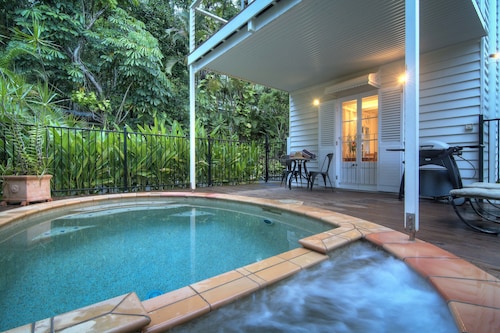 Port Douglas Cottage and Lodge