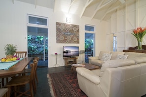 Port Douglas Lodge | Living area