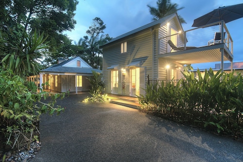 Port Douglas Cottage and Lodge