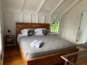 Premium bedding, desk, iron/ironing board, free cots/infant beds - Port Douglas Cottage and Lodge (Port Douglas)