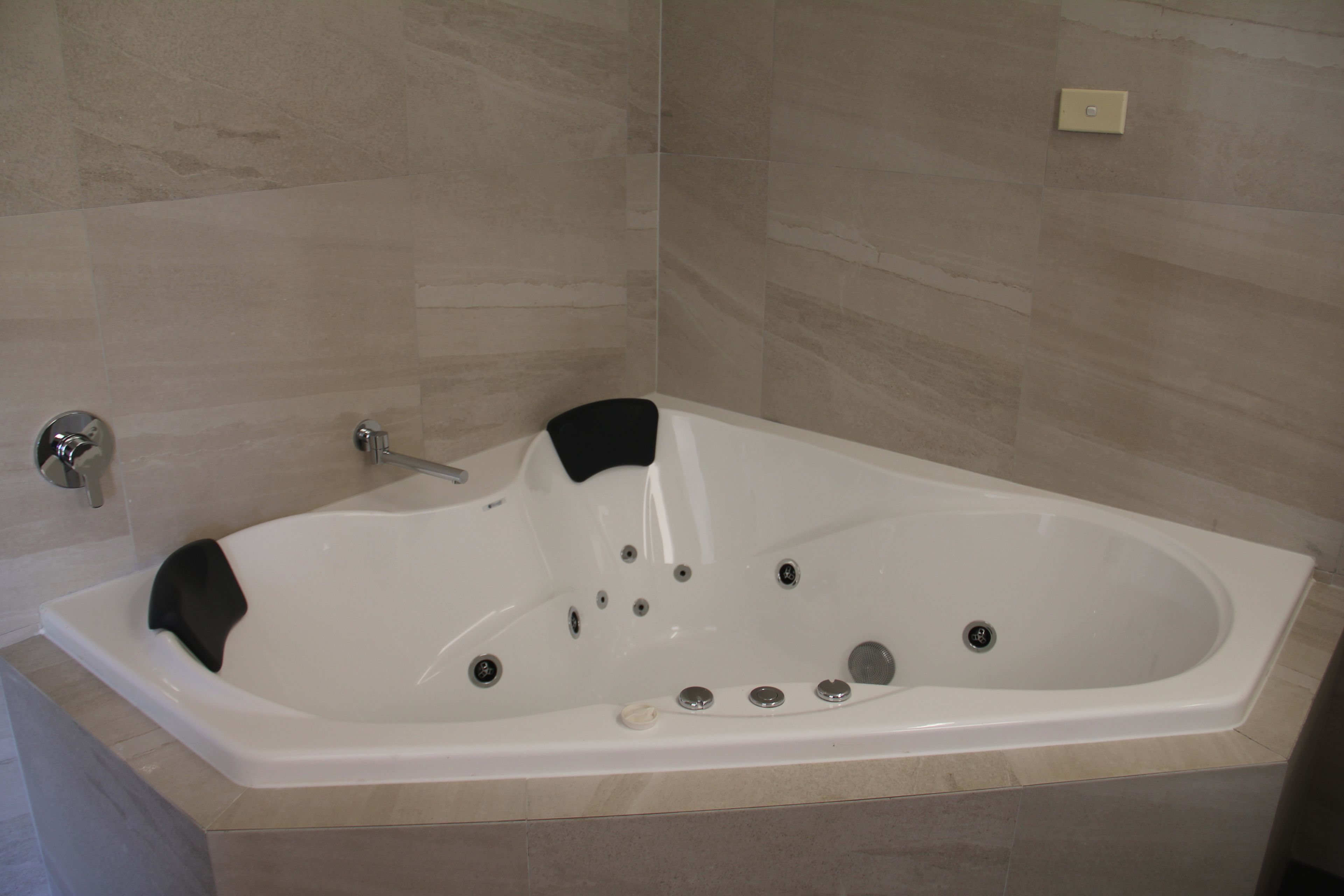 Un baño moderno con una bañera independiente, zona de ducha y un inodoro.
