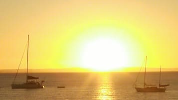 Ubicación cercana a la playa y arena blanca