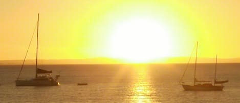 Una playa cerca, arena blanca