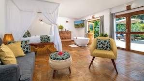 빌라 (Villa with Shared Pool)