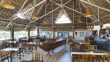 Déjeuner et dßner servis sur place, vue sur la plage