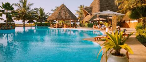 Una piscina al aire libre
