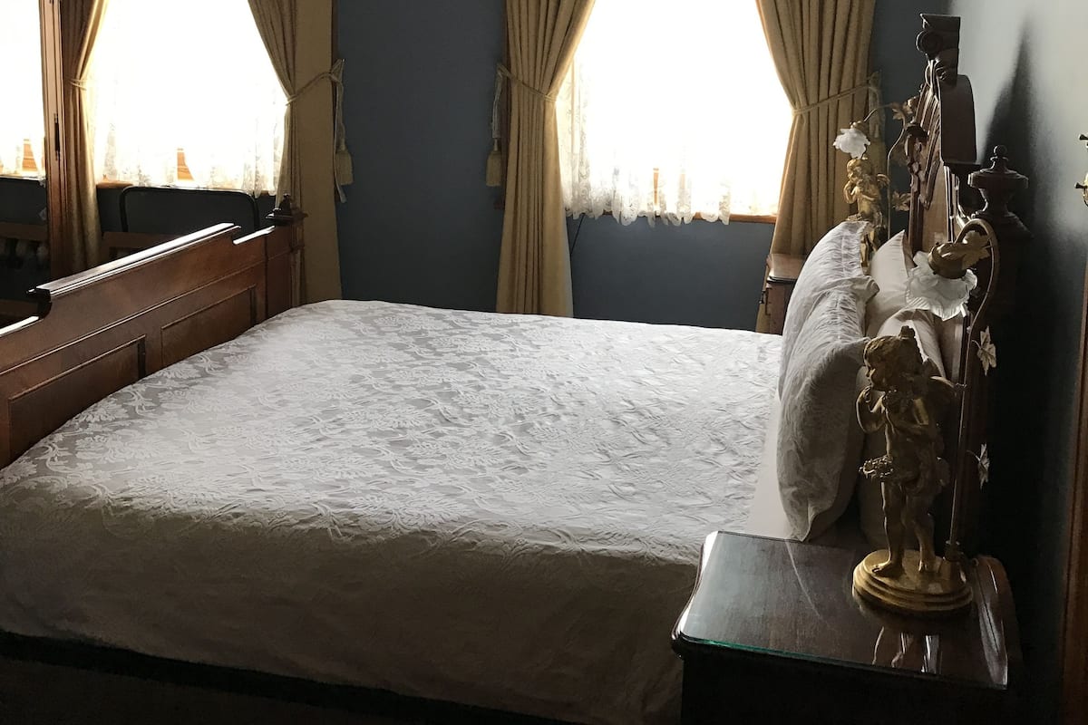 Chambre Double (Upstairs Victorian King Room - Blue)