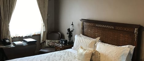 Dubbelrum (Upstairs Victorian King Room – Bronze) | Värdeförvaringsskåp på rummet, strykjärn/strykbräda och gratis wi-fi