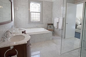 Regadera, amenidades de baño gratuitas, secadora de cabello, batas 