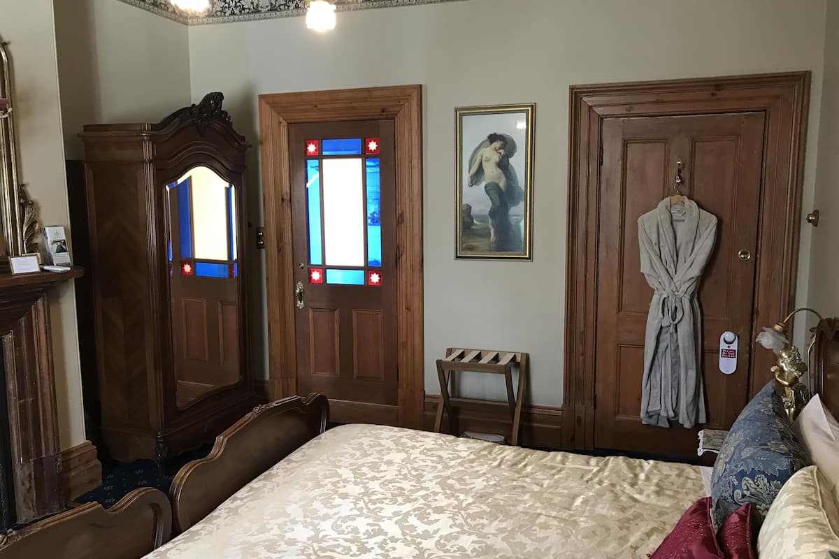 Chambre Double (Upstairs Victorian King Room - Gold )