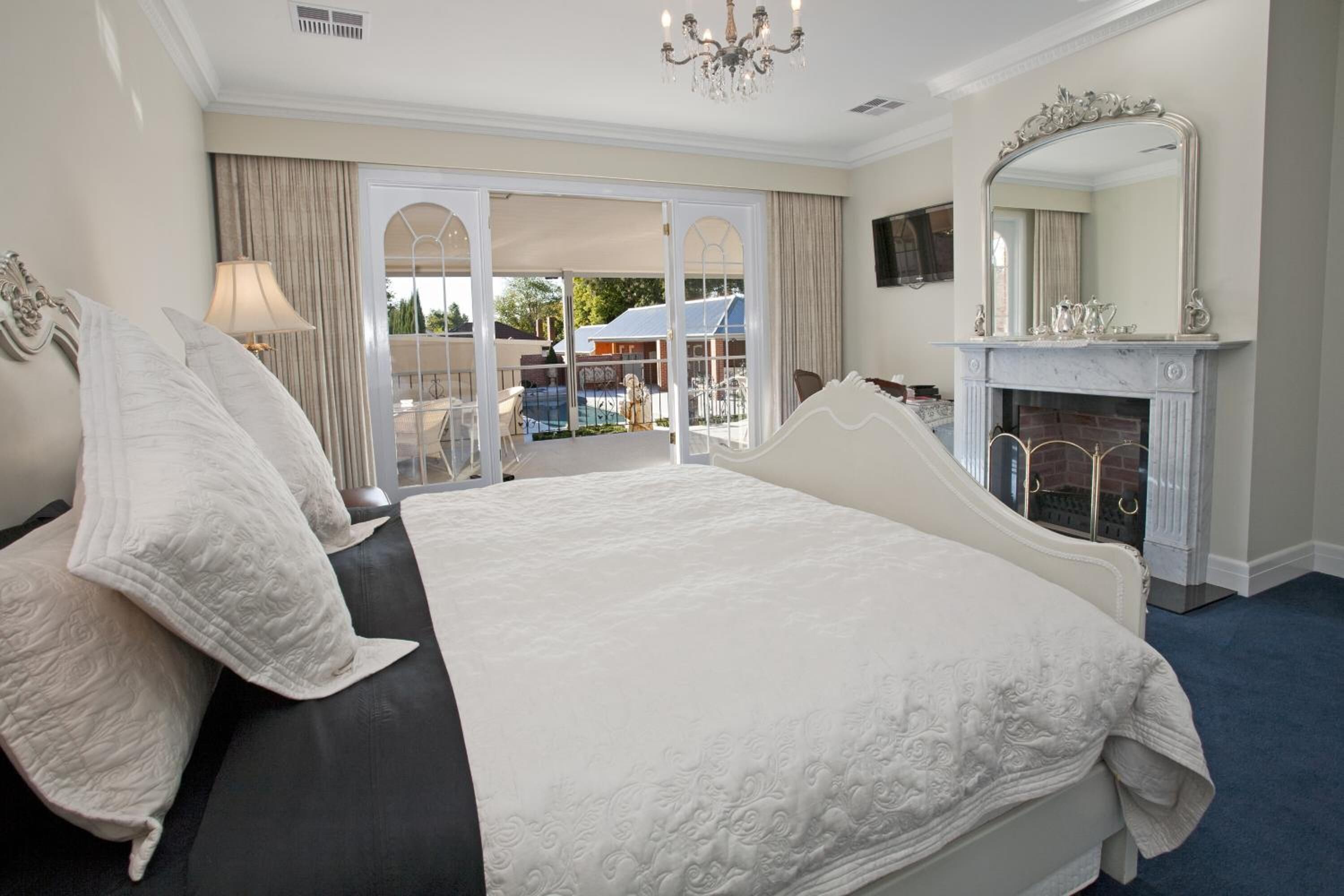 セーフティボックス (室内)、アイロン / アイロン台、WiFi (無料)、ベッドシーツ