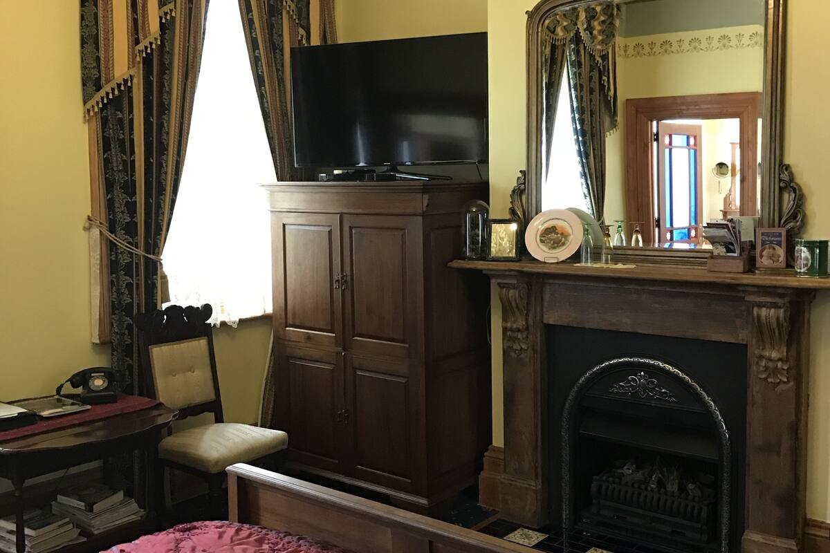 Chambre Double (Upstairs Victorian Queen Room - Lemon)