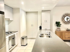 Apartament Deluxe, 3 dormitoris, vistes a la piscina | Cuina privada | Frigorífic, microones, forn i placa de cuina