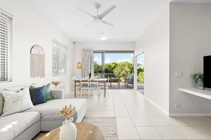 พาโนรามิกอพาร์ทเมนท์ | บริเวณนั่งเล่น | สมาร์ททีวี, Netflix, บริการสตรีมมิ่ง