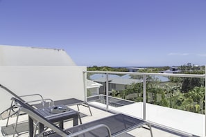 Apartament executiu, 3 dormitoris, vistes a la piscina | Balcó