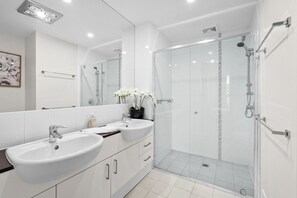 Appartement Panoramique | Salle de bain | Baignoire et douche séparées, articles de toilette gratuits