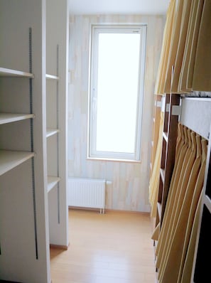 6-Bed Female Hall | In-room safe, iron/ironing board, free WiFi - OCHO Guest House - Hostel (Sapporo)