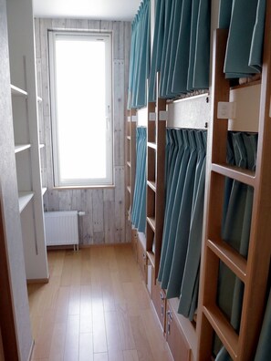 Dormitório compartilhado, em dormitório misto (1 Bed in 6-Bed Room) | Cofres nos quartos, ferros/tábuas de passar roupa, Wi-Fi de cortesia