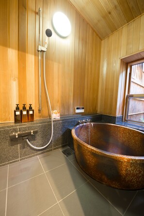 Traditionele villa, 2 slaapkamers, uitzicht op de binnenplaats | Badkamer | Een bad/douchecombinatie, een regendouche, gratis toiletartikelen