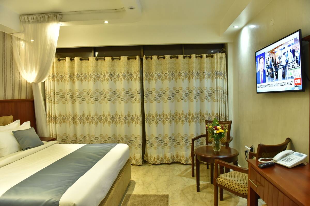 Deluxe Double Room, 1 King Bed | In-room safe, desk, WiFi (free), bed sheets