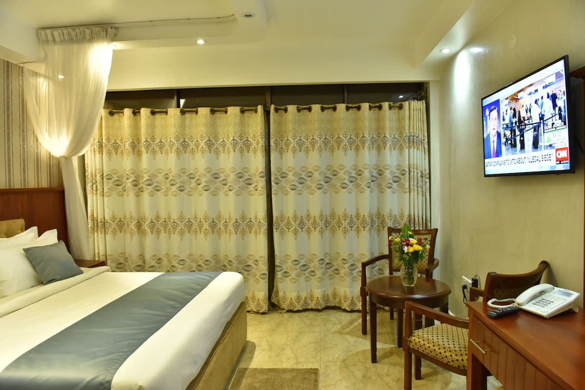 Deluxe Double Room, 1 King Bed | In-room safe, desk, free WiFi, bed sheets