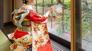 A traditional Japanese room with tatami flooring, a sliding shoji screen, and a view of a tree outside. - KumoMachiya Takasegawa (Kyoto)