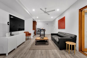 Apartamento Deluxe, 2 habitaciones, vistas a la ciudad | Televisión