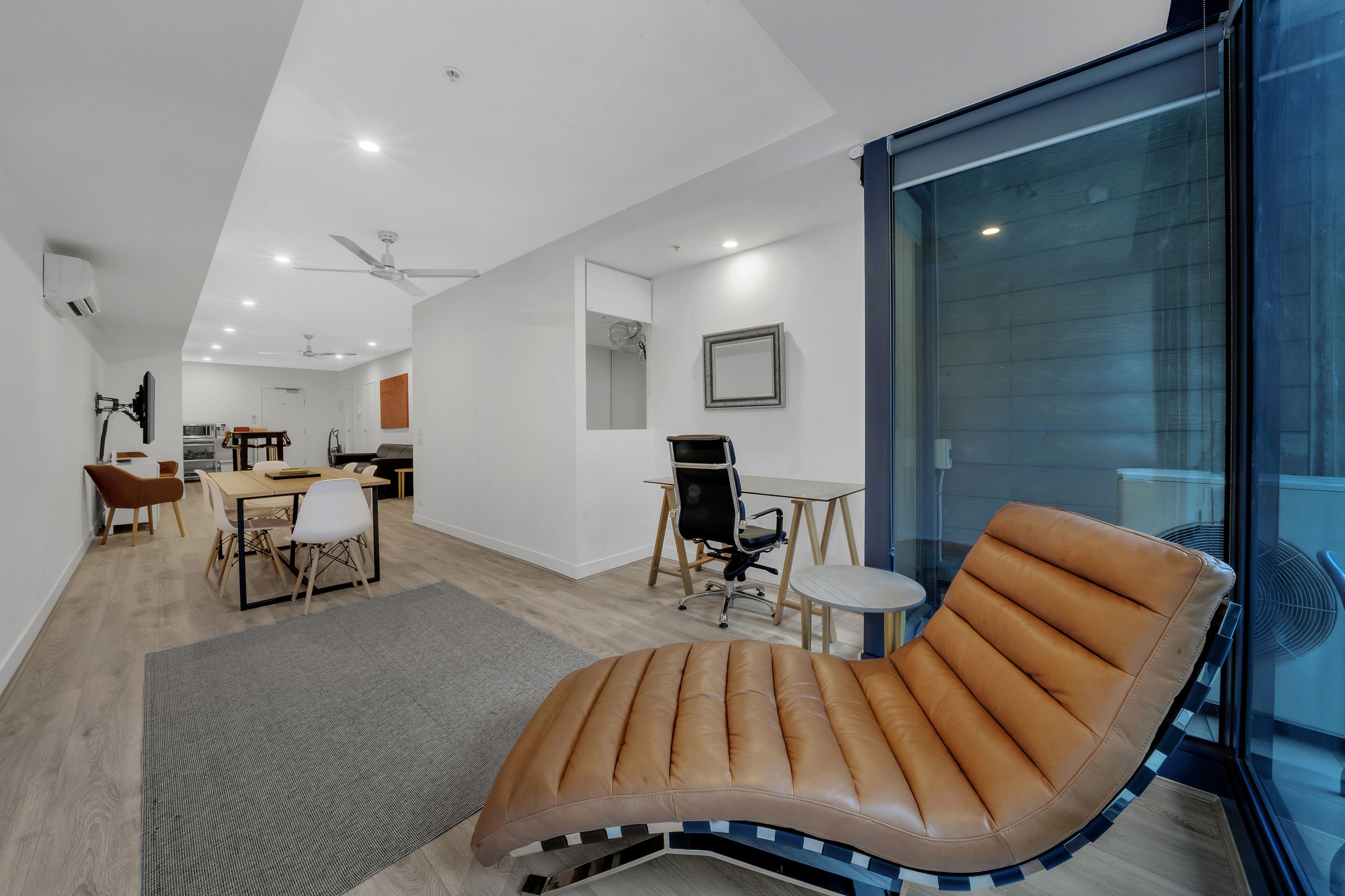 Apartemen Deluks, 2 kamar tidur, pemandangan kota | Area keluarga | Televisi layar datar 65-inci dengan saluran TV kabel, TV, dan Netflix