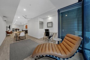 华丽公寓, 2 间卧室, 城市景观 | 起居区 | 65-英寸纯平电视(配备有线频道)、电视、Netflix