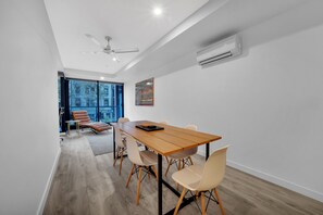 Deluxe Apartment, 2 Bedrooms, City View | In-room dining - All on Flinders (Melbourne)
