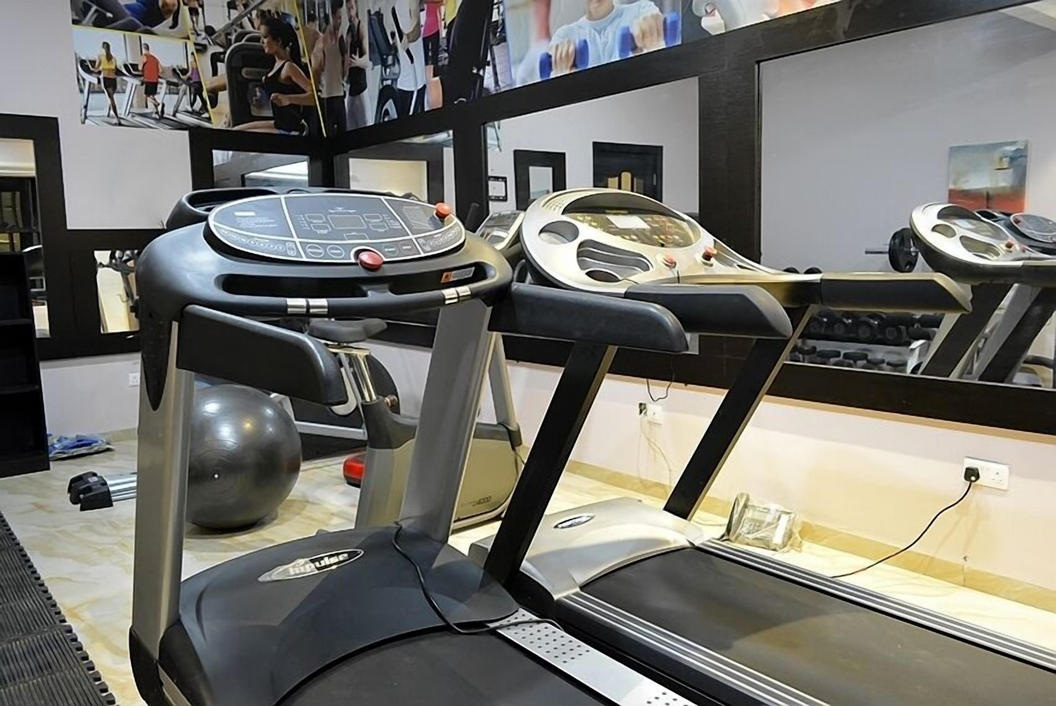 Ein Fitnessstudio mit Laufbändern und Trainingsgeräten.