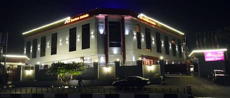 Bagian depan properti - sore/malam