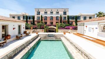 Inomhuspool, utomhuspool, parasoller och solstolar