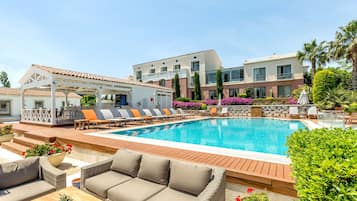 Een binnenzwembad, een buitenzwembad, parasols voor strand/zwembad