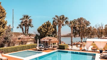Piscine couverte, piscine extérieure, parasols de plage, chaises longues