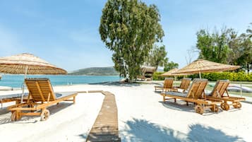 Een privéstrand, gratis strandcabana's, ligstoelen aan het strand