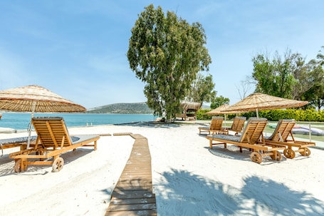 Playa privada, camas de playa gratis, sillas reclinables de playa