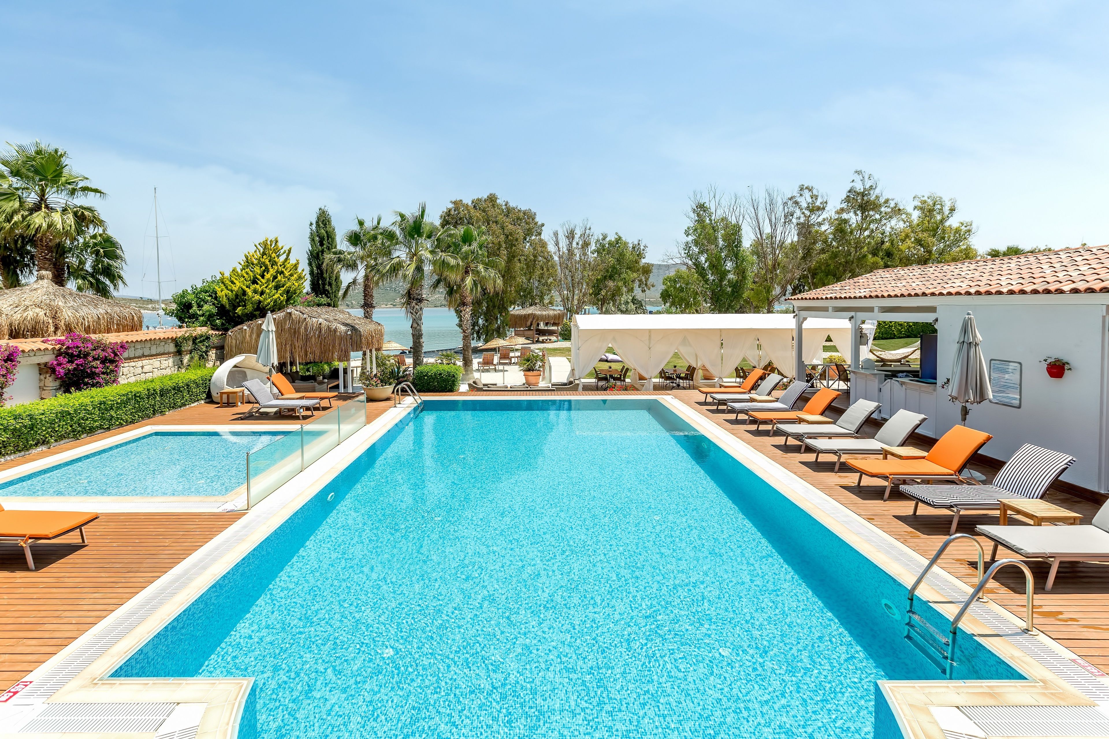 Piscina interna, piscina externa, guarda-sóis, espreguiçadeiras