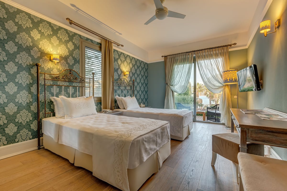 Deluxe Twin Room, Terrace | Minibar, in-room safe, desk, soundproofing