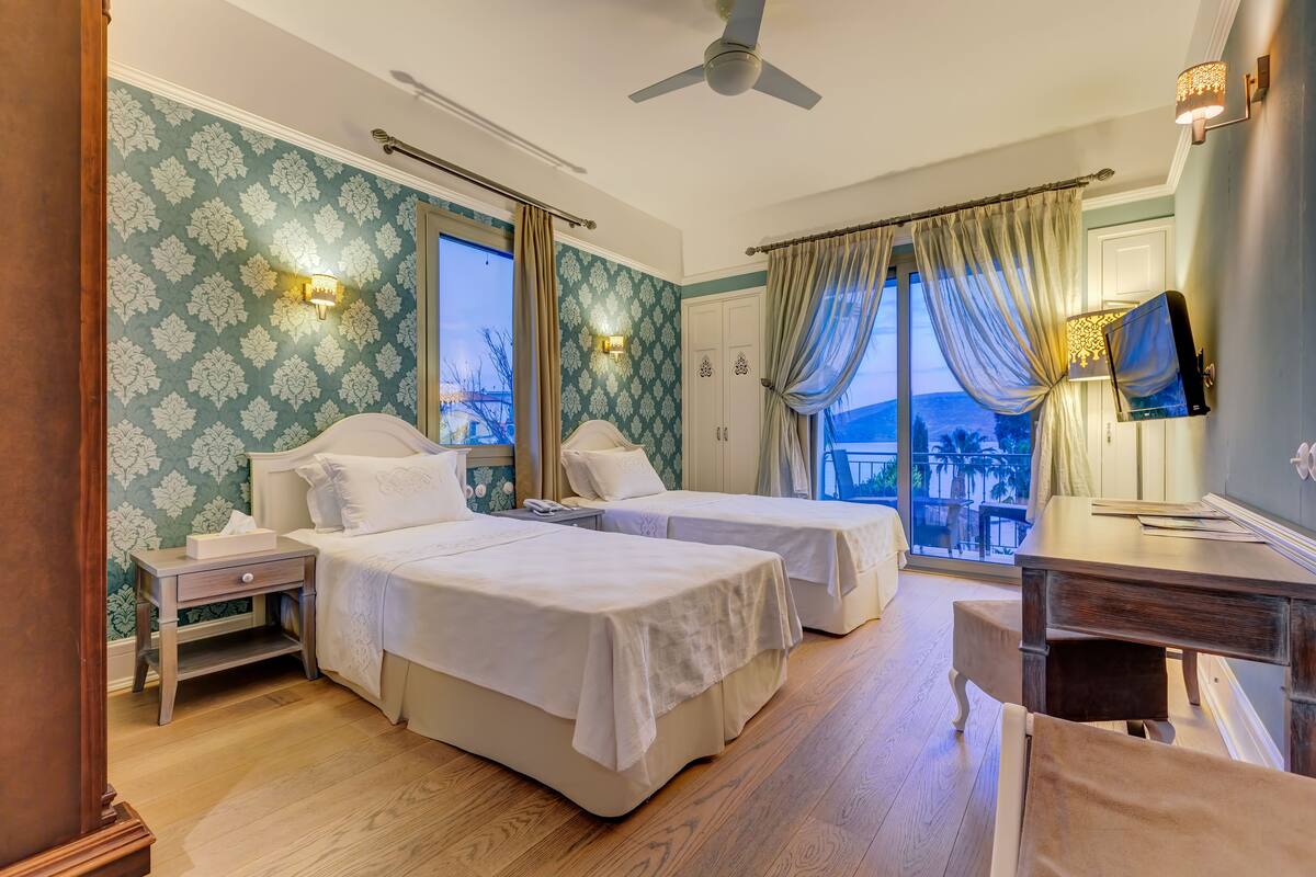 Deluxe Twin Room, Balcony | Minibar, in-room safe, desk, soundproofing
